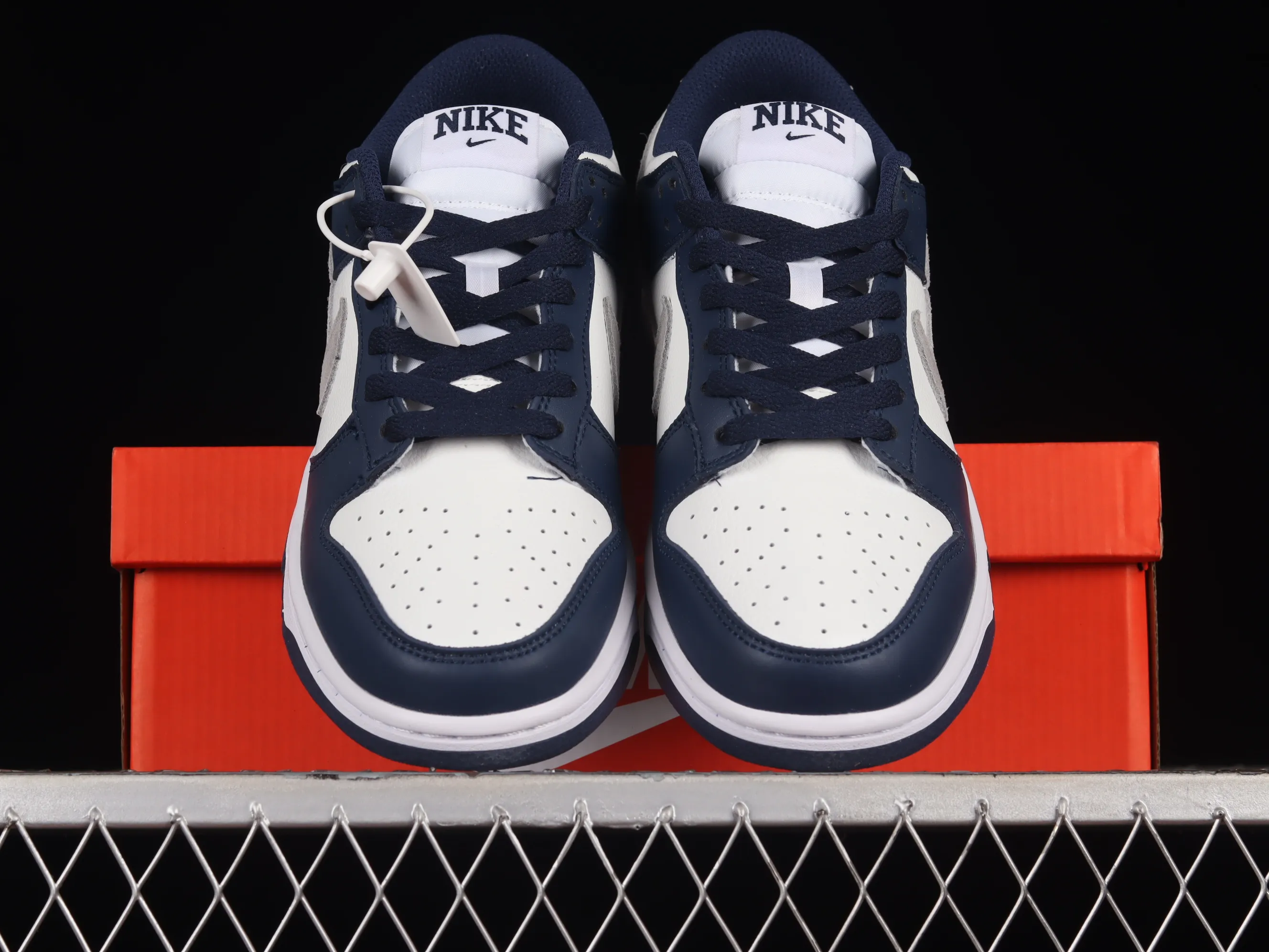 All categories Nk SB Dunk Series Nk SB Dunk Low low-top sneakers Cost-effective version Nk Dunk Low "Midnight Navy" blue and white SB low-top sports and leisure sneakers FO9749-400